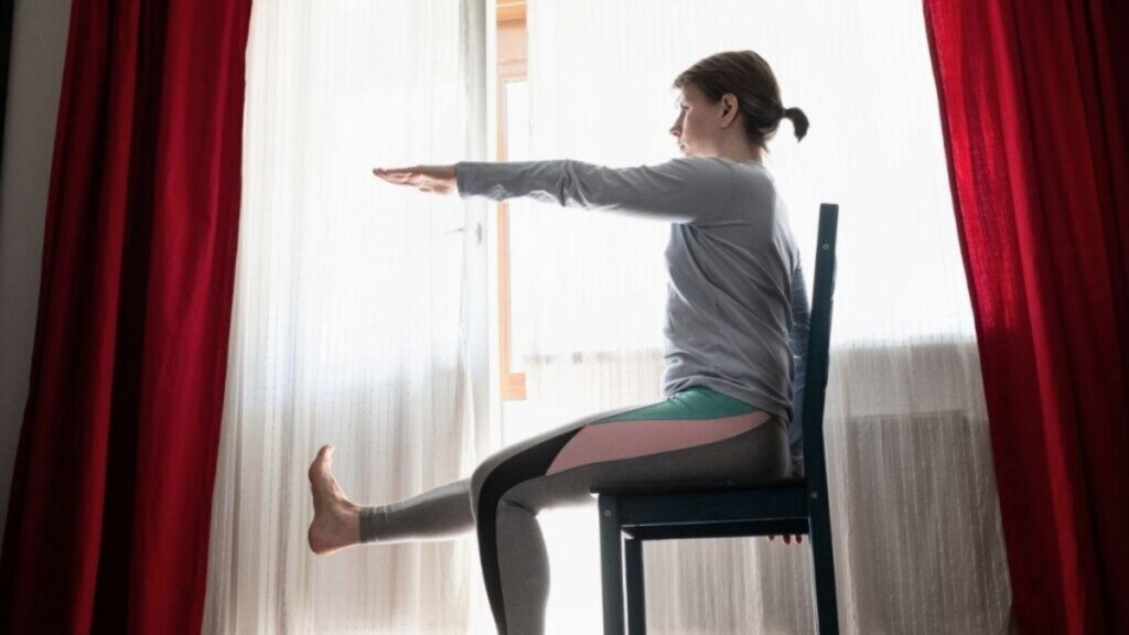 Yoga na Cadeira: A Prática Que Vai Transformar Seus Dias Sentado!