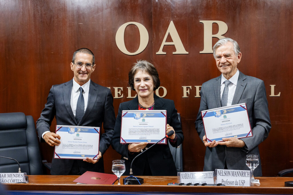 Homenagem de Peso: Maria Cristina Peduzzi Celebra 25 Anos de TST na OAB!