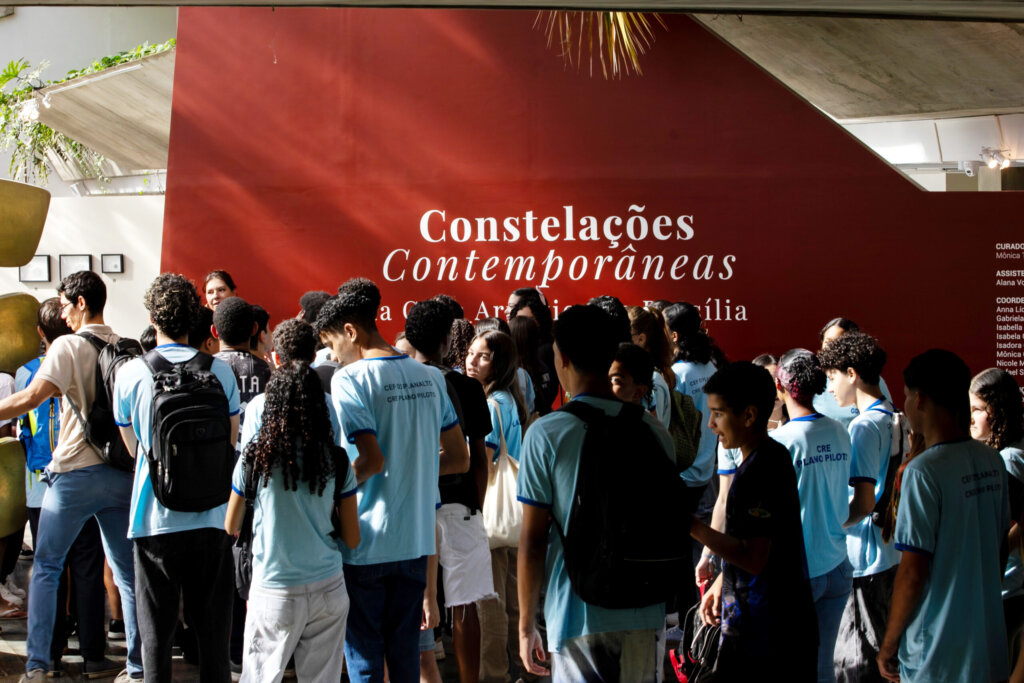 CONSTELAÇÕES CONTEMPORÂNEAS: A ARTE QUE VAI TE FISGAR NO TEATRO NACIONAL (E É DE GRAÇA!)