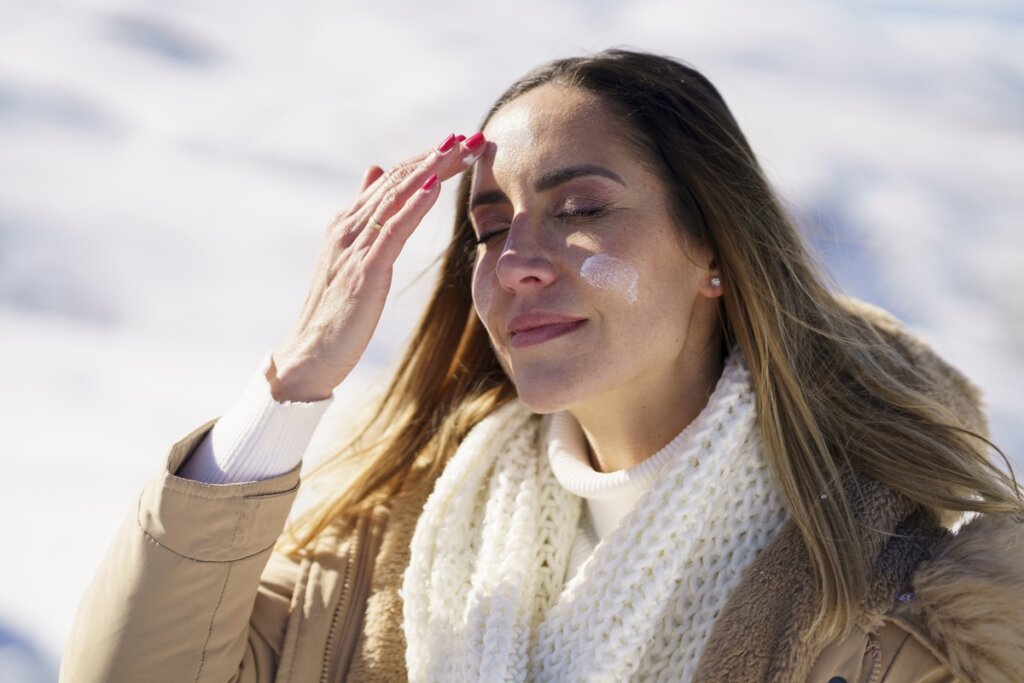 Chega de Desculpa! Protetor Solar é Pra Usar Até no Frio e Dentro de Casa, Alerta Expert!