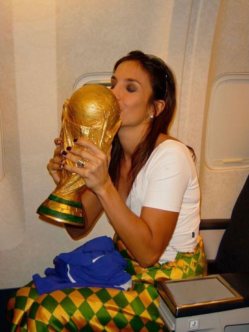 Ivete Sangalo Incendeia a Web com TBT da Copa e Manda o Papo para a Seleção!