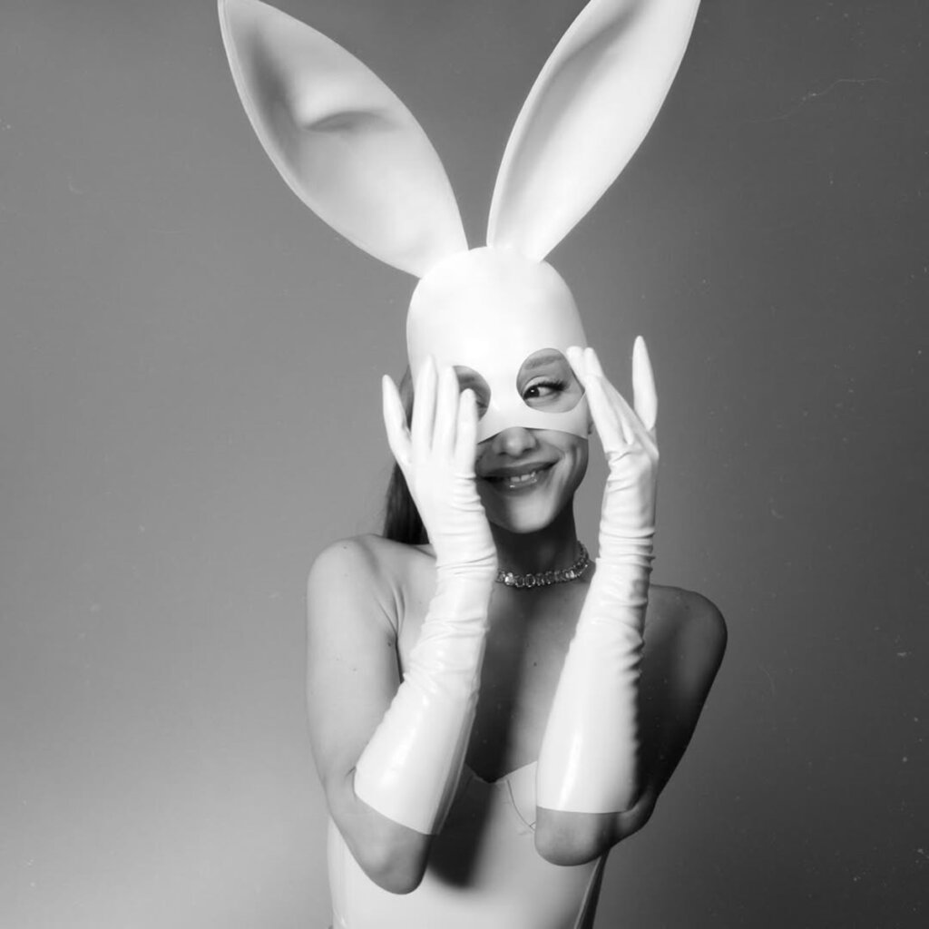 Ariana Grande Promete Resgate de Visual Clássico para Nova Turnê e Arianators Vão à Loucura!