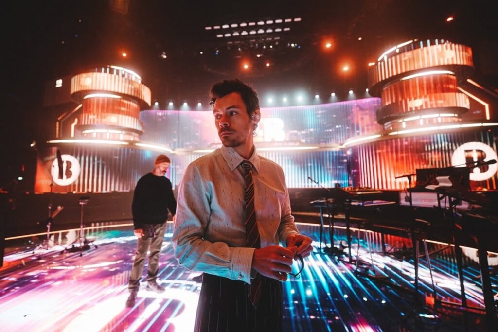 Ai, meu Deus! Harry Styles DEITA no palco e assusta fãs, mas o motivo já foi revelado!