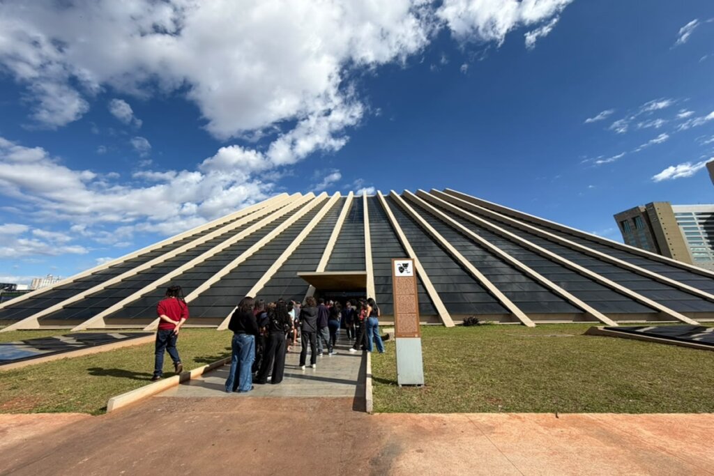 Itapoã Brilha na Arte: Alunos Exploram “Constelações Contemporâneas” no DF