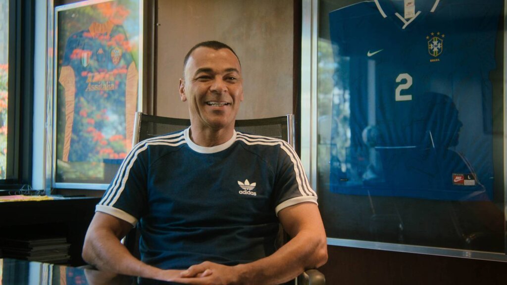 Da Várzea para o Mundo: Cafu e Raphinha Brilham em Nova Série Documental!