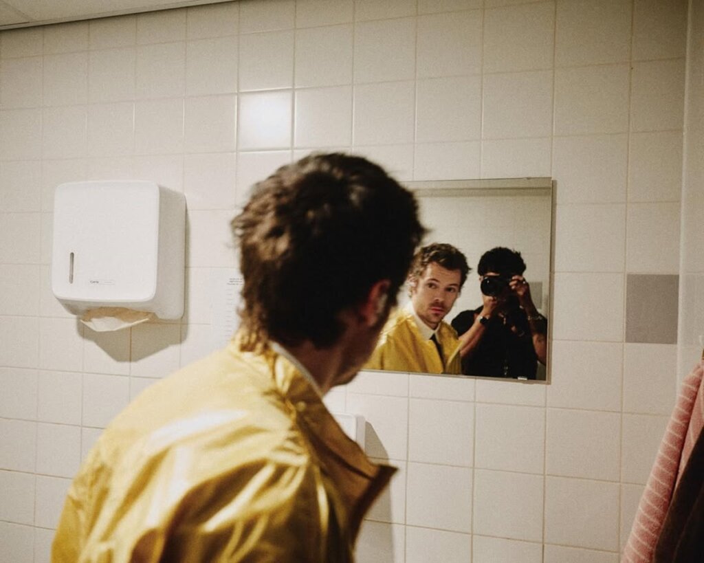 Harry Styles para show, fala de “Off Campus” e internet vai à loucura!