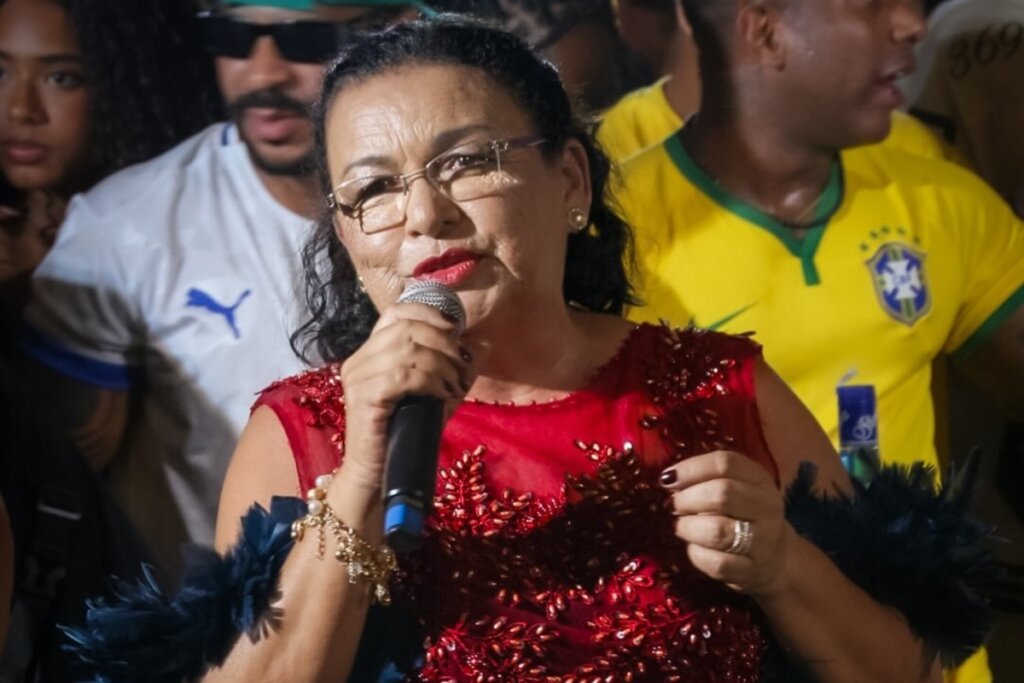 Mainha do Brega: Aos 63 Anos, Largou a Costura e Virou Fenômeno das Redes Sociais!