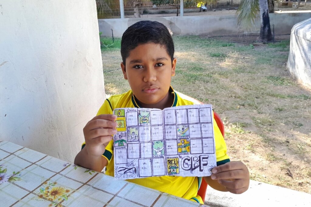 Sonho Realizado! Menino que desenhou álbum da Copa e viralizou ganha versão original e camisa da seleção