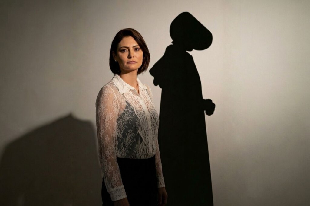 Michelle Bolsonaro Vira ‘Serena Joy’ da Política Familiar e Agita a Web!