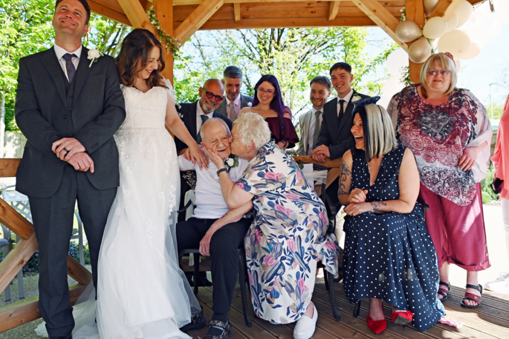 Que Amor! Noiva Arrasa e Recria Casamento Para Avô Com Demência