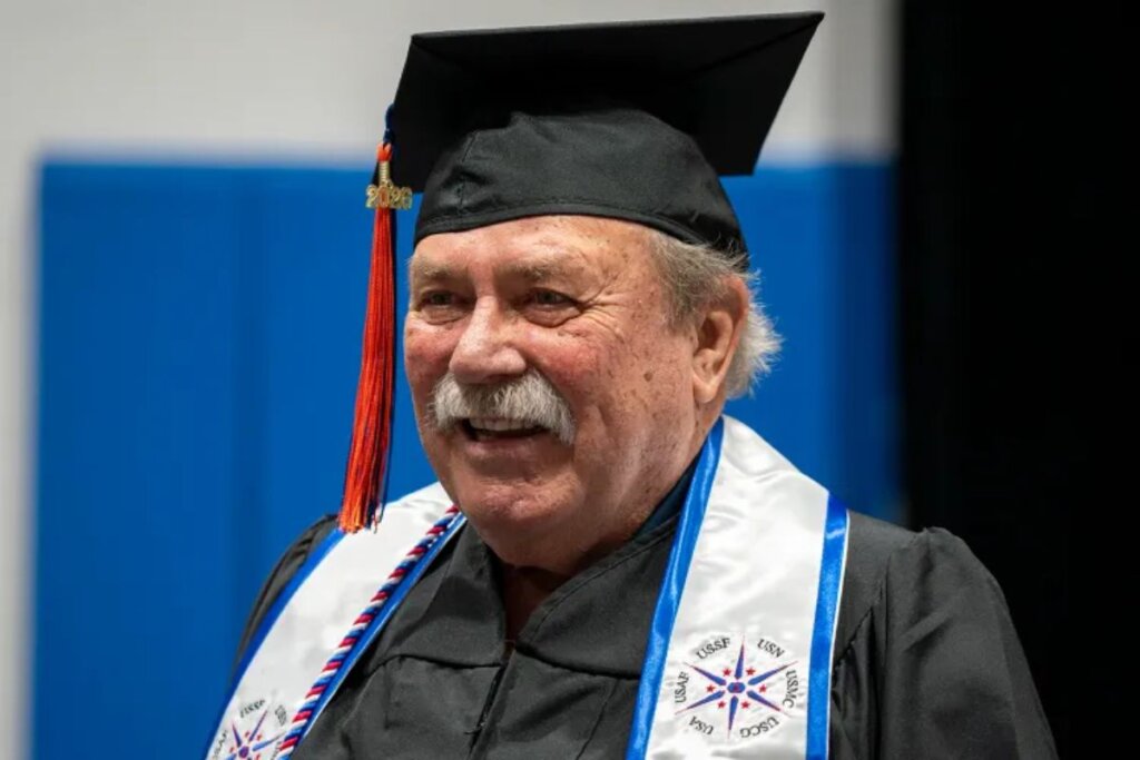 Lição de Vida: Veterano do Vietnã Conclui Faculdade 60 Anos Depois, Inspirado Pelo Neto!