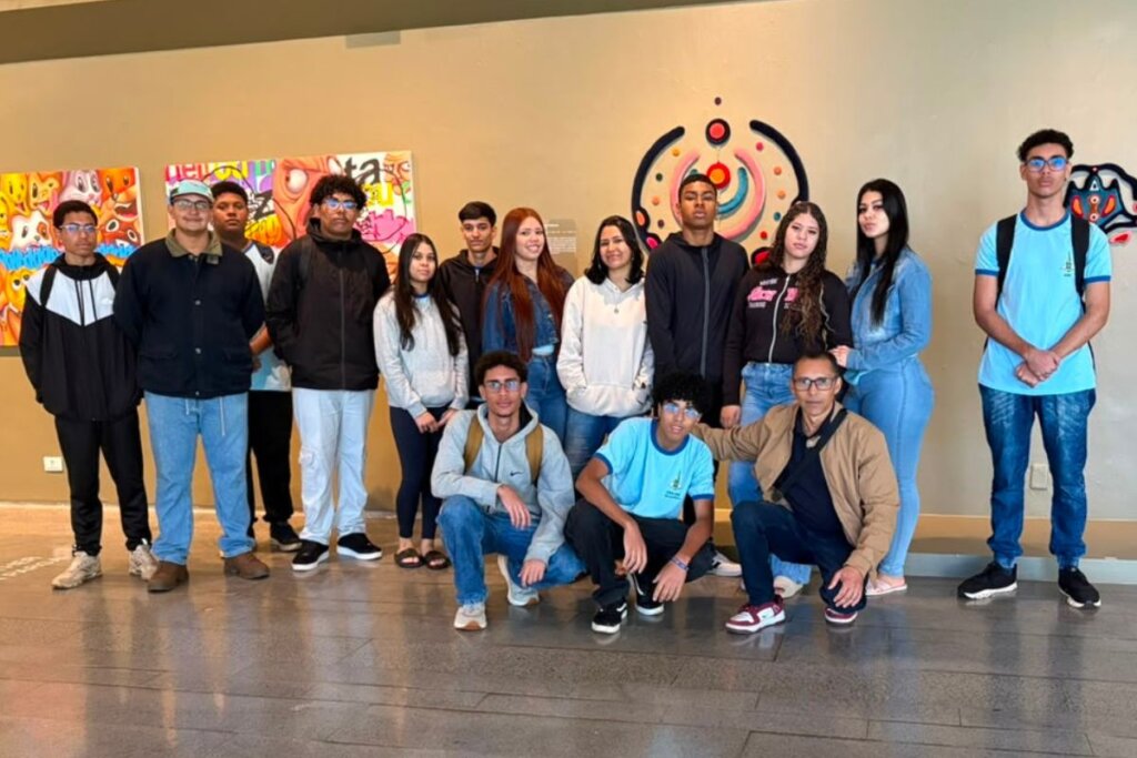 Farofa Cultural: Alunos do CEM 404 Brilham nas ‘Constelações Contemporâneas’!