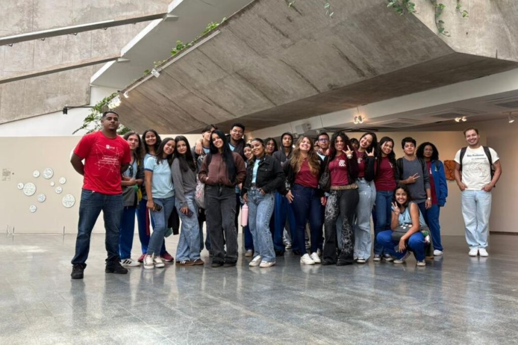 Sobradinho na Rota da Arte: Estudantes Desvendam Constelações Contemporâneas!