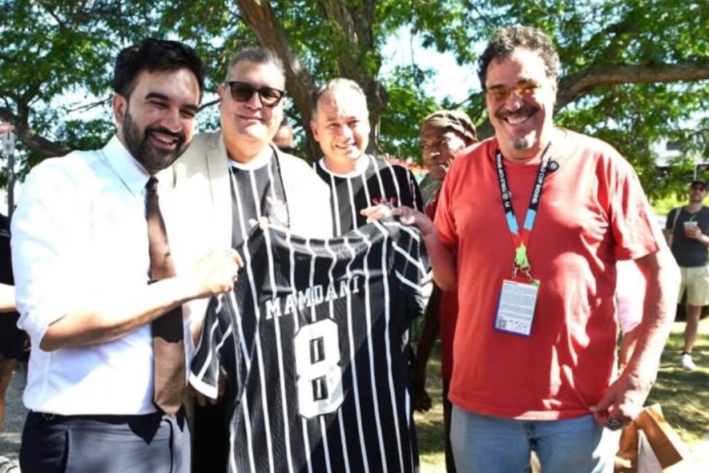 Prefeito de NY Ganha Manto do Corinthians Após Citar Ídolos Brasileiros: É a Fiel em Peso!