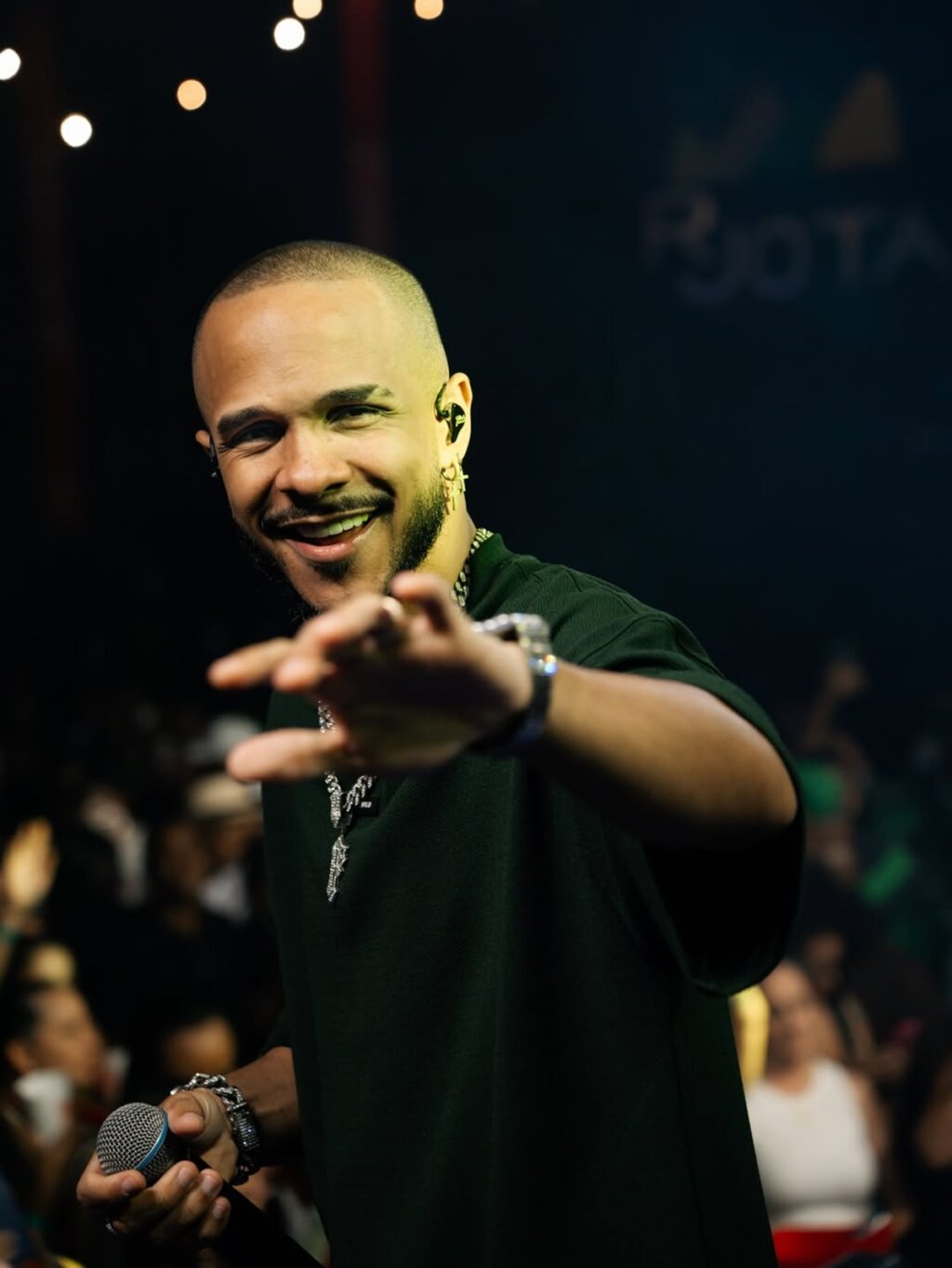 De Motoboy a Cantor de Sucesso: Fabinho, que Conquistou o Filho de Thiaguinho, Lança DVD Biográfico