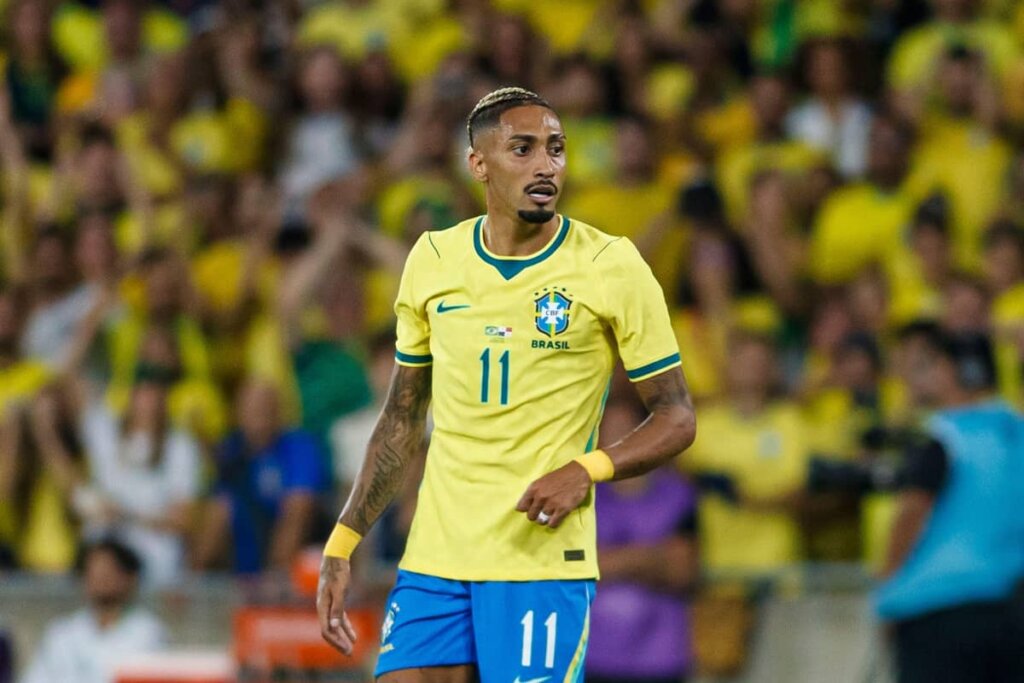 É OUSADO! Raphinha revela que várzea dava mais pressão que estádio em nova série da Netflix