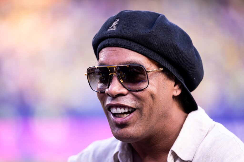 Ronaldinho Gaúcho: Craque da Bola e Cantor de Sucesso com 92 Músicas no Pagode!