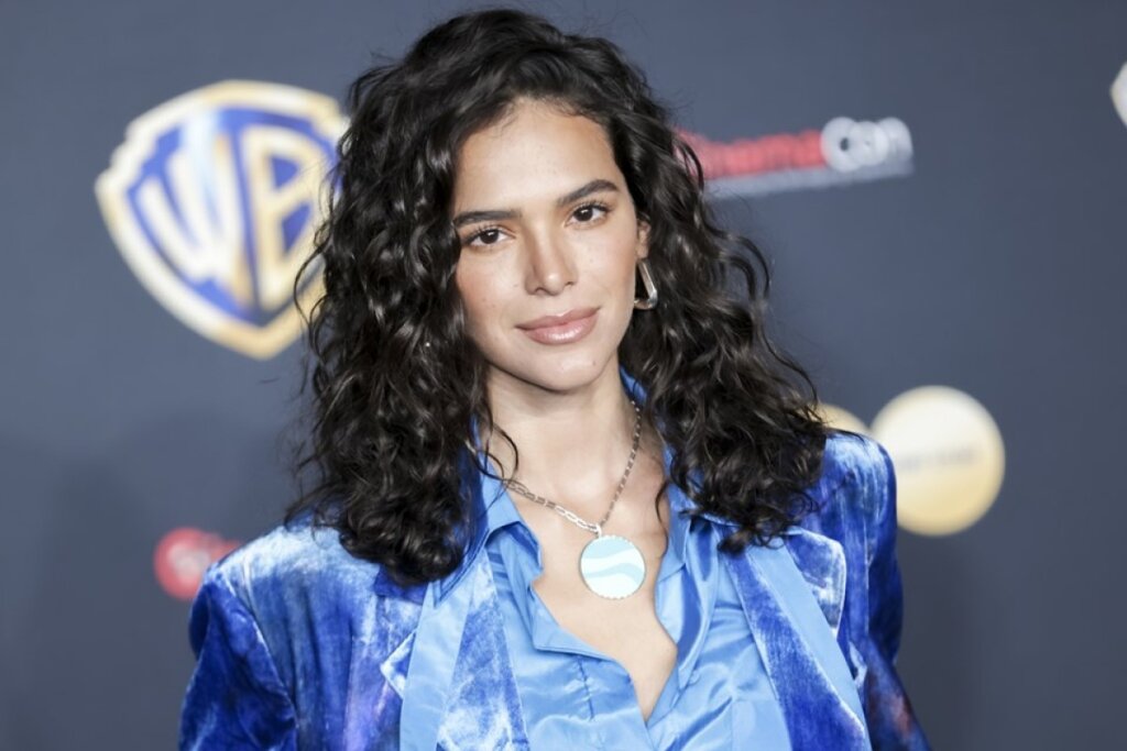 É PARA ONTEM! Fãs Clamam Pela Volta de Bruna Marquezine em Besouro Azul 2