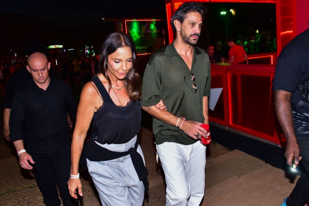 FLAGRA QUENTE! IVETE SANGALO E EMPRESÁRIO TIAGO MAIA TROCAM BEIJOS ARDENTES EM SHOW DE BELO!
