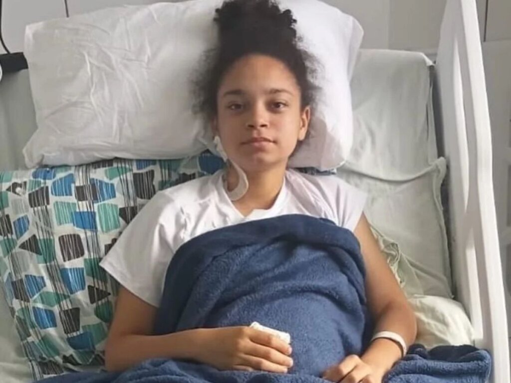 Guerreira! Estudante que perdeu a perna em ataque de tubarão em Recife tem alta e emociona o país!