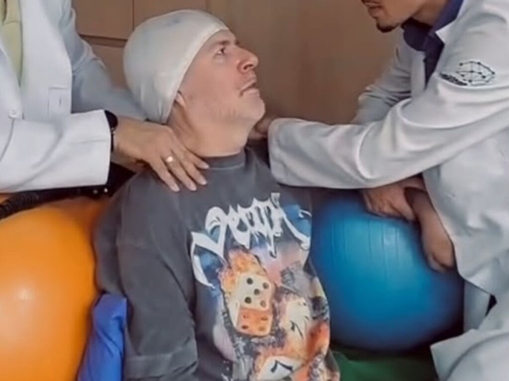 Mingau, do Ultraje a Rigor, Emociona Fãs com Sorriso e Incrível Evolução em Fisioterapia!