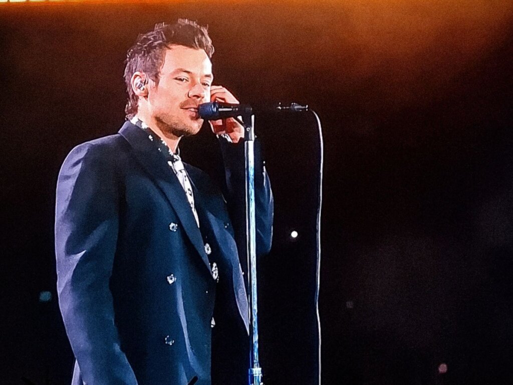 Harry Styles Brilha em São Paulo com Espetáculo Grandioso, mas Deixa a Voz Morna em Questão