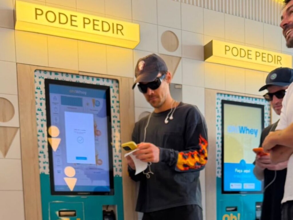 Harry Styles Não Quer Ir Embora! Cantor É Flagrado em Sorveteria de SP