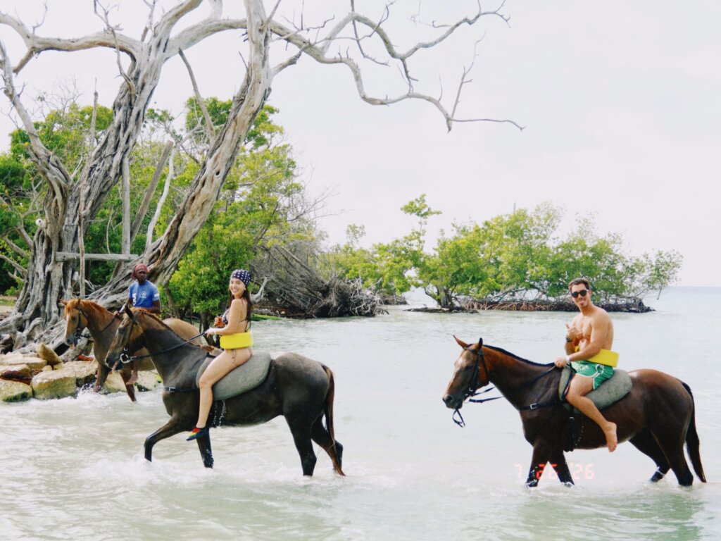 Giovanna Lancellotti e Gabriel David Arrasam na Jamaica em Lua de Mel Tardia!