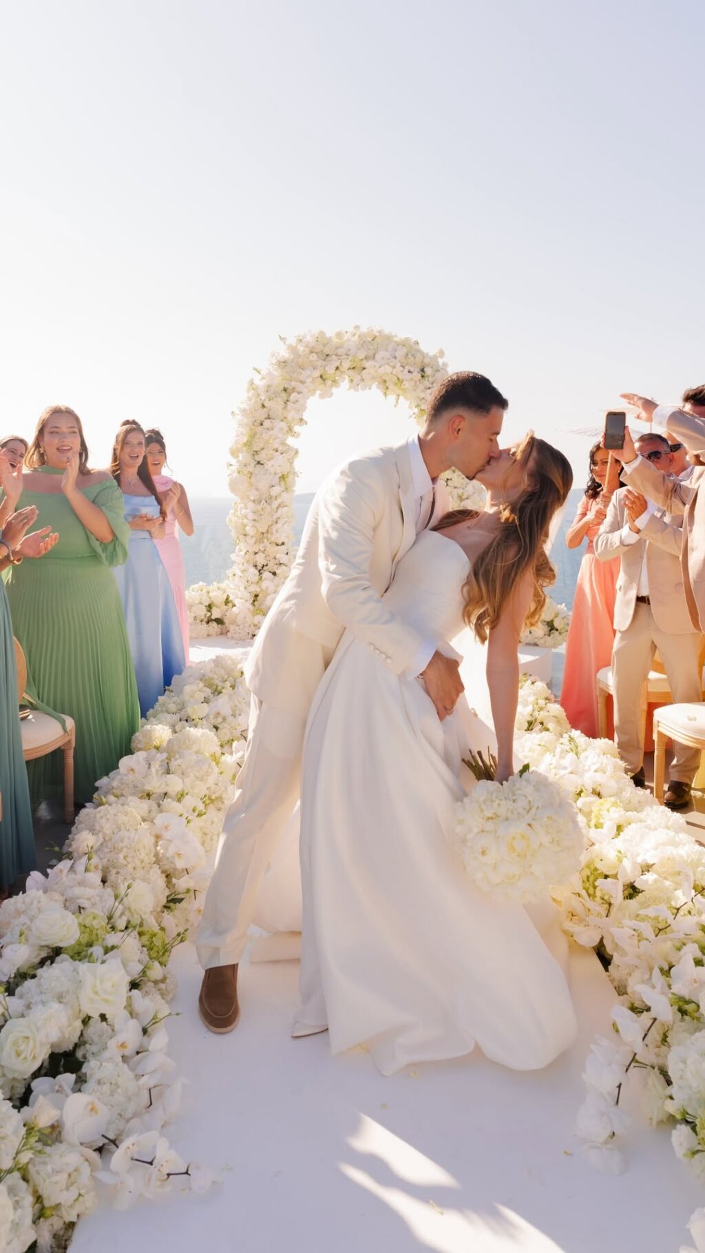 Que Golaço! Gabriel Martinelli e Isabella Rousso Lacram em Casamento Luxuoso na Grécia!