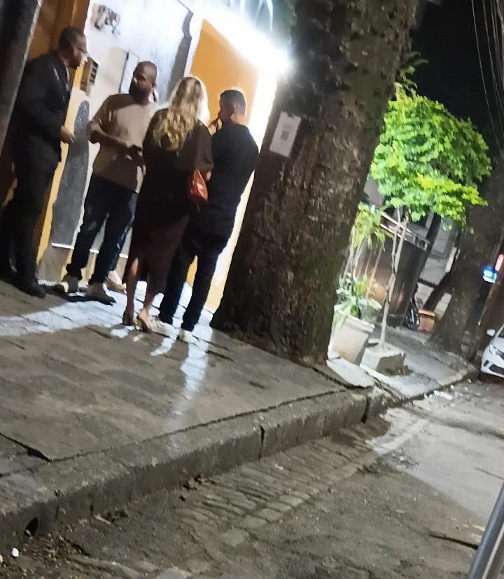 Arlindinho Visto em Frente a Casa de Swing Pós-Término com Erika Januza!
