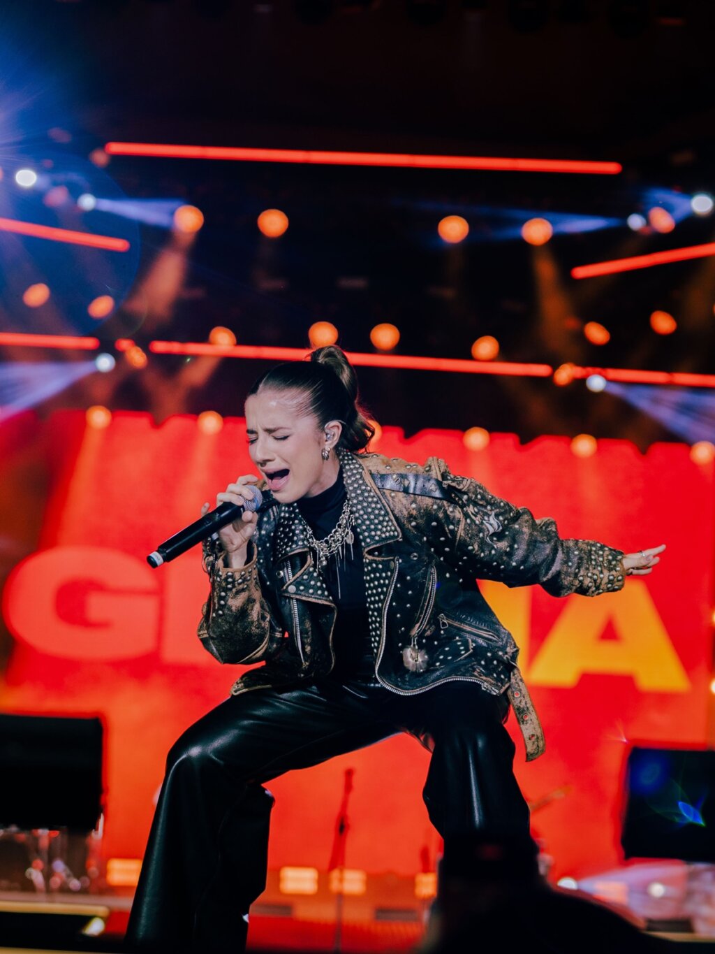 GIANA CHOCA A WEB: Cantora revela qual hit do One Direction sonha cantar com Zayn!