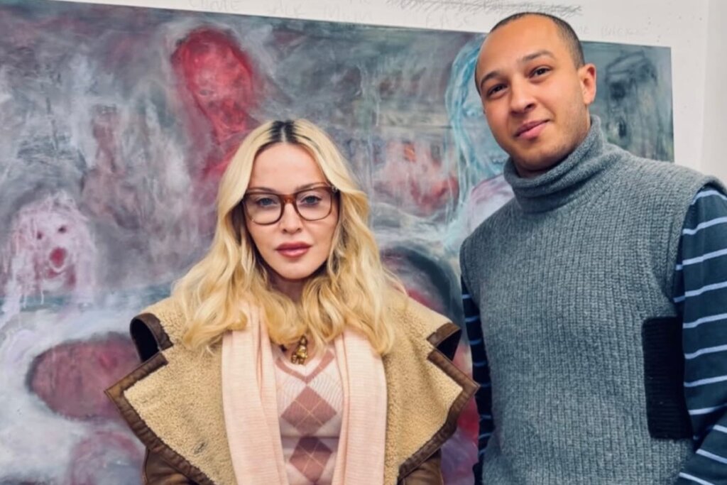 Babado Forte! Artista Brasileiro Presenteia Madonna com Esculturas de Pênis para Seu Banheiro!