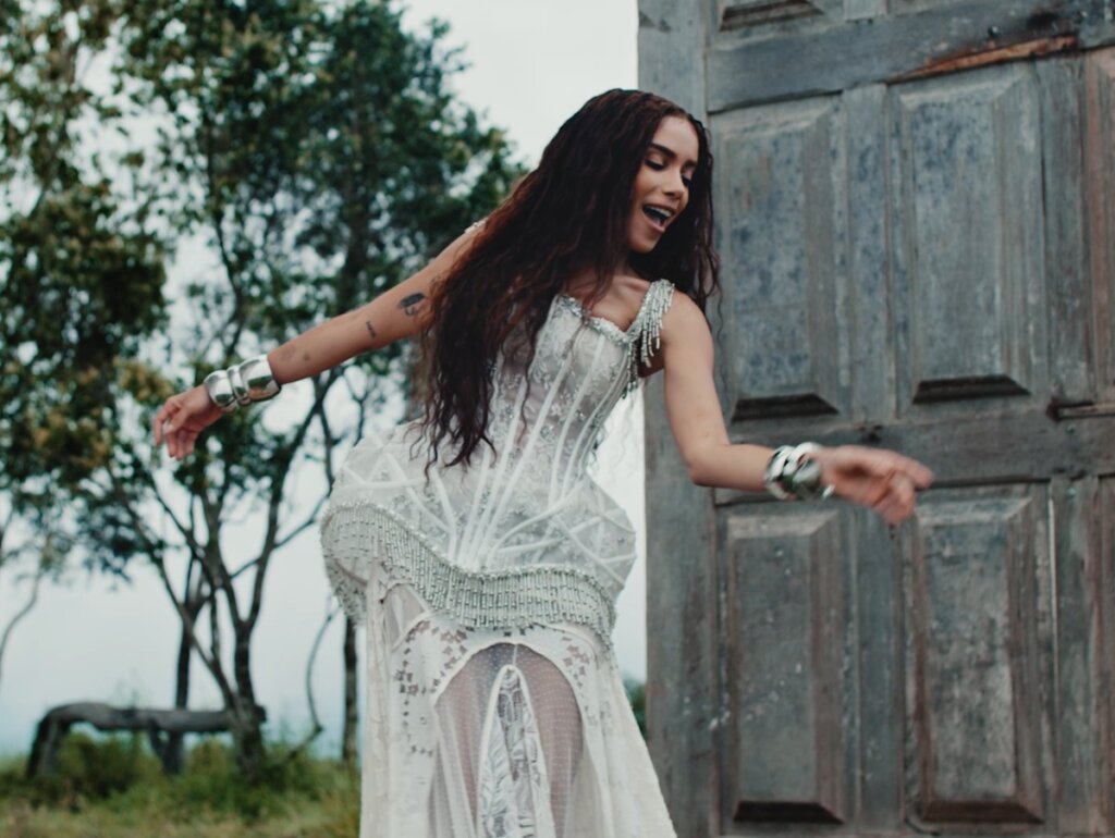 Anitta apronta mais uma e convoca líderes espirituais para os clipes de ‘EQUILIBRIVM Part II’ no Rio!