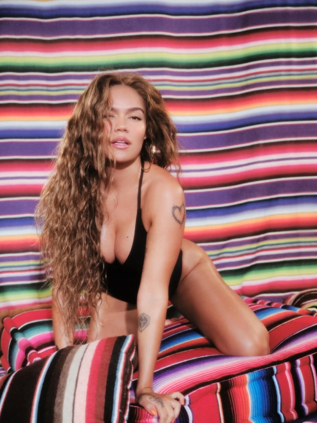 É ELA! Karol G agita a web ao escolher 3 divas latinas para abrir a “Tropitour” – E O BRASIL TÁ NESSA!