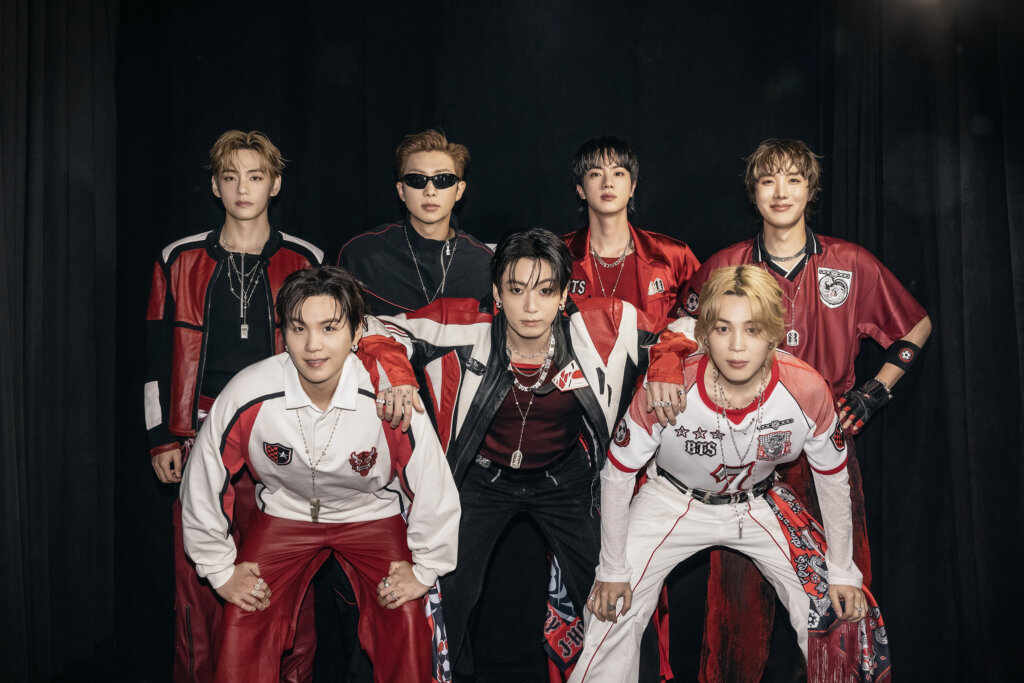 BTS FAZ HISTÓRIA DE NOVO! Grupo Volta ao Top 10 da Billboard Após Show de ARREPIAR na Copa do Mundo!