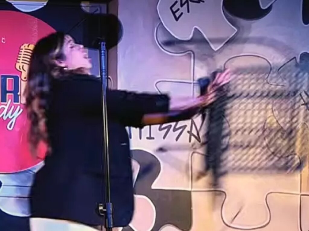 EITA! Polícia toma decisão sobre mulher que arremessou cadeira em comediante Fernanda Arantes