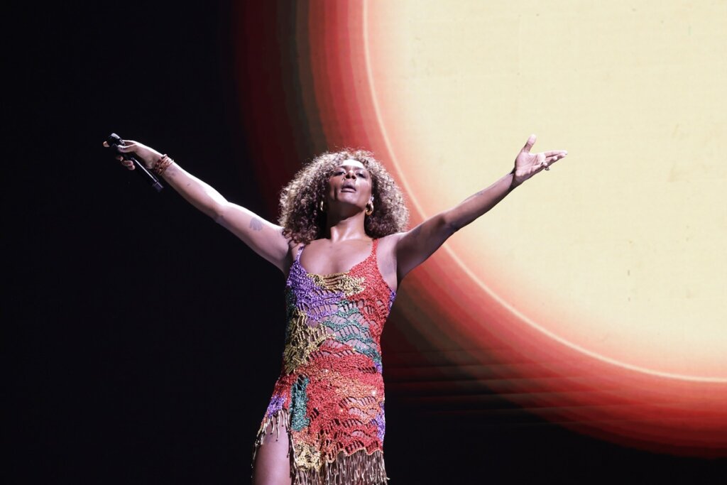 A Ficha Não Cai! Liniker Arrasa 48 Mil Pessoas em Show Histórico no Nubank Parque
