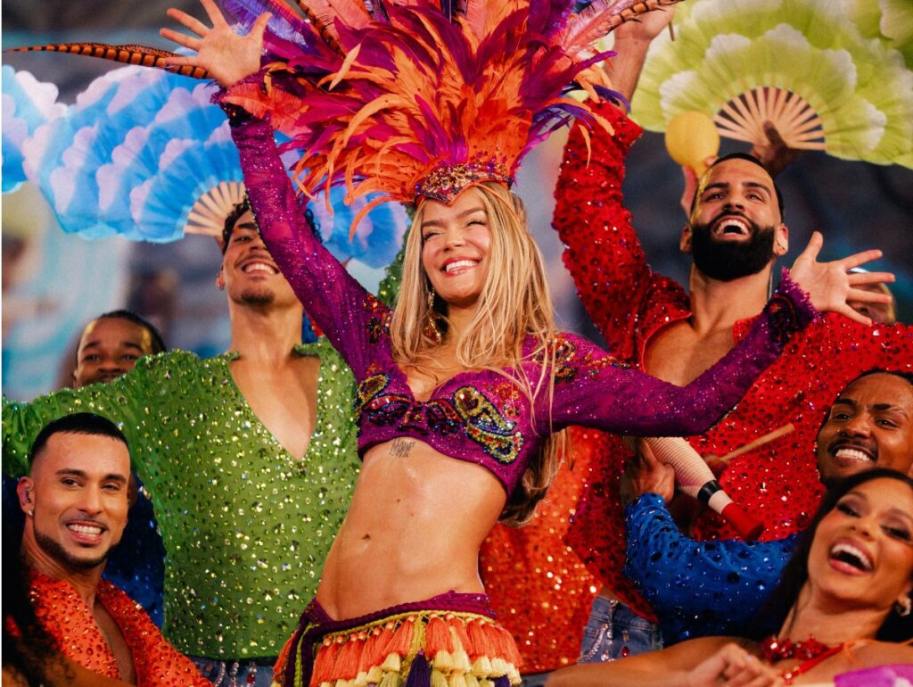 KAROL G LACRA EM CHICAGO E CONFIRMA BRASIL EM 2027 COM A ‘TROPITOUR’!