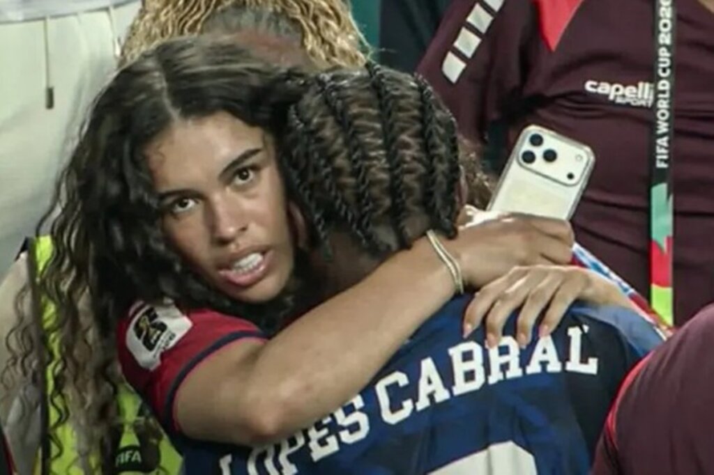 Quem é a Mulher Mistério que Celebrou Gol Histórico com Craque de Cabo Verde?