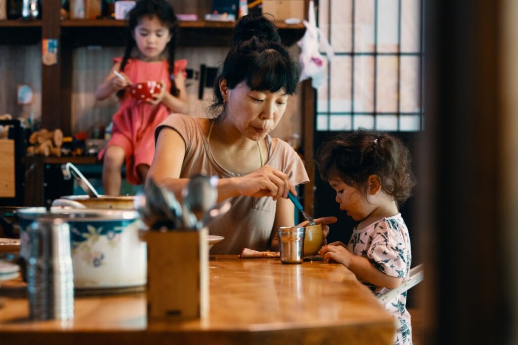 Japão Inova: Cafeterias da Madrugada Viram Refúgio para Mães de Bebês Inquietos!