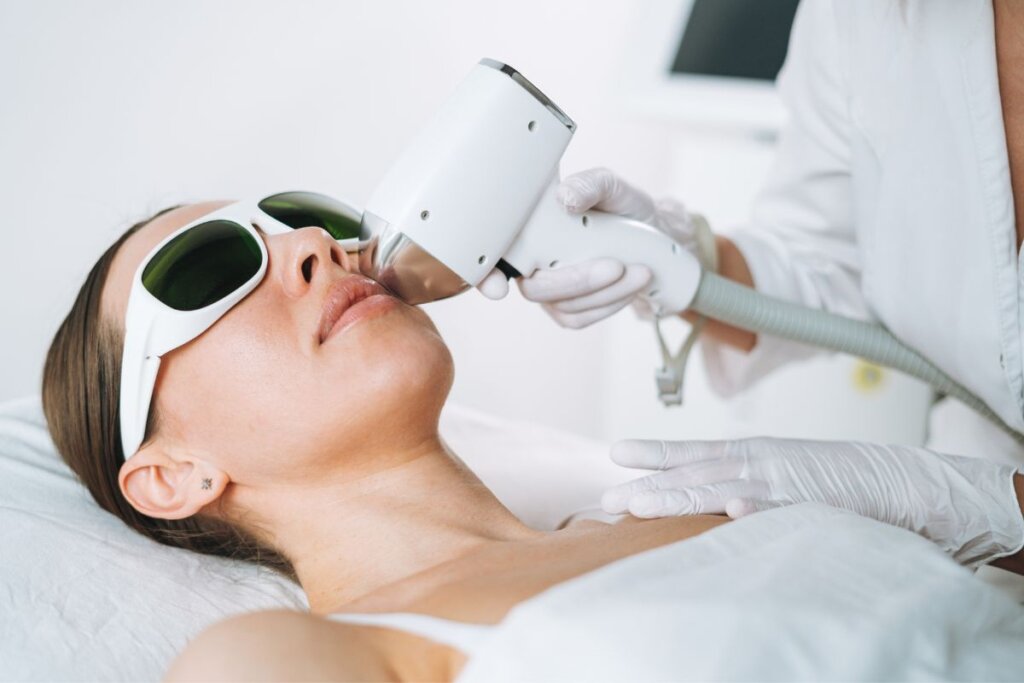 Laser Facial: Mais Que Estética, Uma Solução Bombando para Mulheres e Homens!