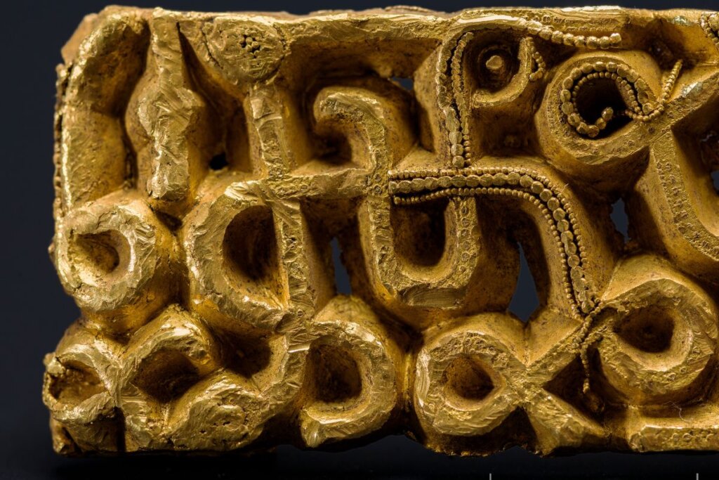 OMG, Noruega! Árvore Caída Revela Tesouro de Ouro de 1.500 Anos!