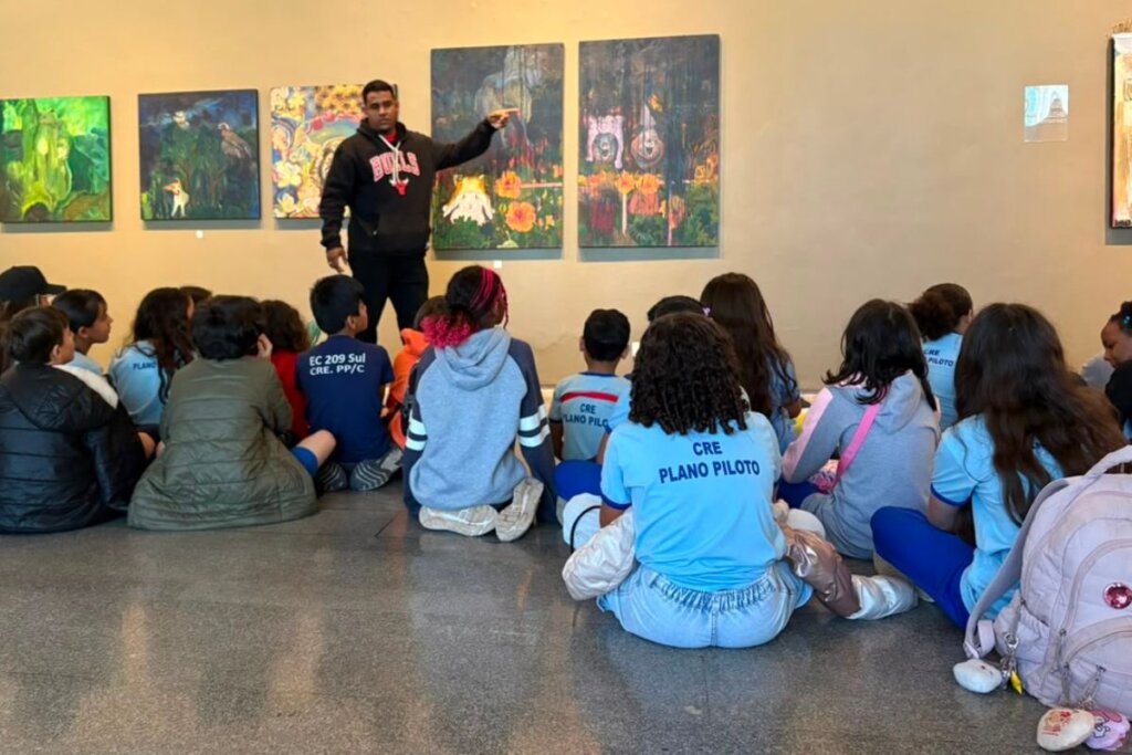 Galáxia de Ideias! Alunos da EC 209 Sul Exploram a Exposição Constelações Contemporâneas
