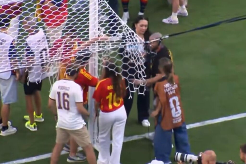 Flagra Viral: Repórter da CazéTV Tenta Levar Rede do Gol e Leva Bronca Ao Vivo!