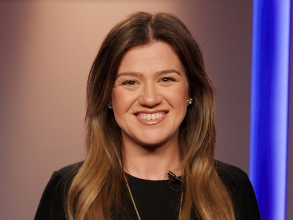 Kelly Clarkson QUEBROU A INTERNET com o lançamento de ‘I’d Be Lying’!