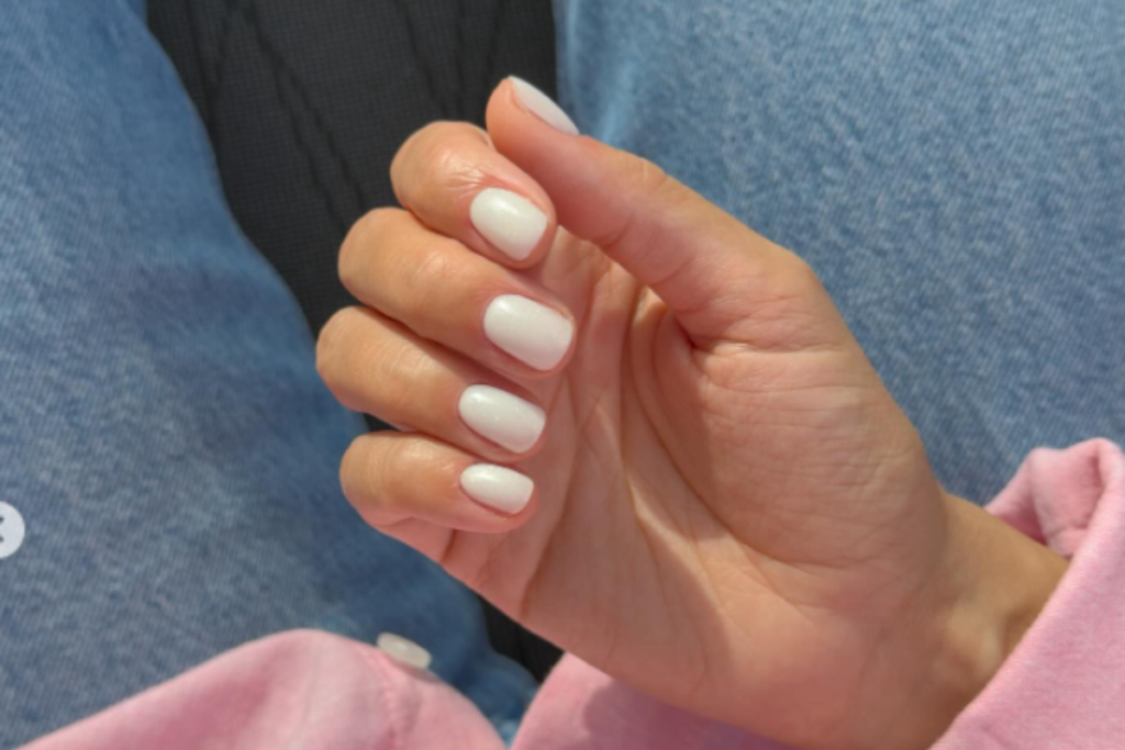 Unhas “Leite de Coco”: A Tendência Delicada Que Já Conquistou as Famosas e Promete Arrasar no Verão 2026!