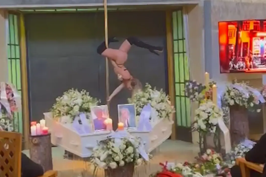 Quebrando Protocolos: Dançarina de Pole Dance em Funeral de Donos de Boate Choca a Web!