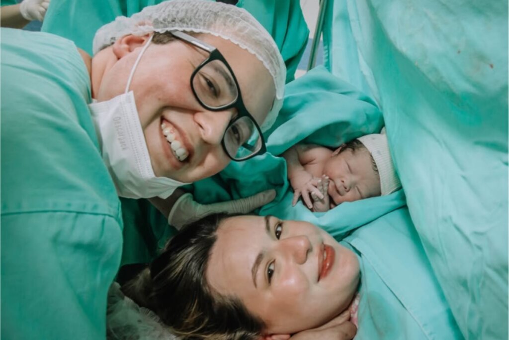 DOBRADINHA LACRADORA: Jovem Viraliza ao Casar e Dar à Luz no Mesmíssimo Dia!