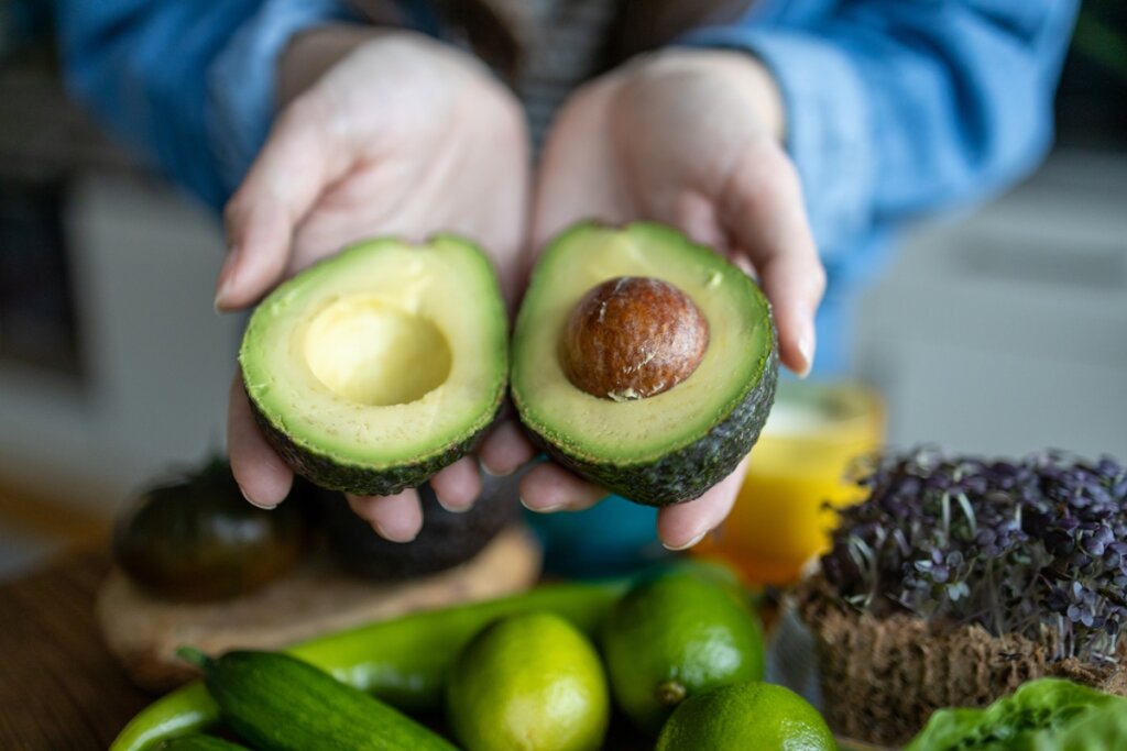 Adeus Abacate Duro: O Segredo Simples para Amadurecer a Fruta Rapidinho!