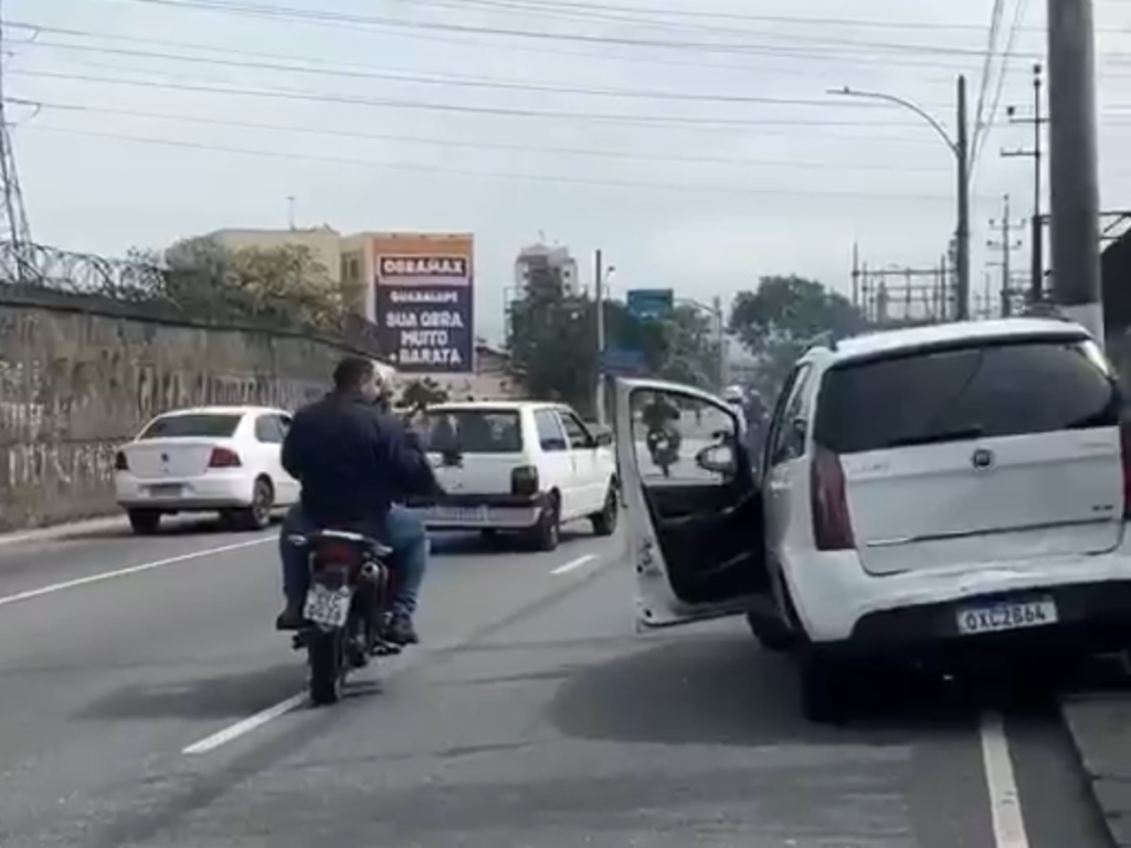 QUE ABSURDO! Caminhão Empurra Carro Após Briga de Trânsito no Rio e Choca a Web